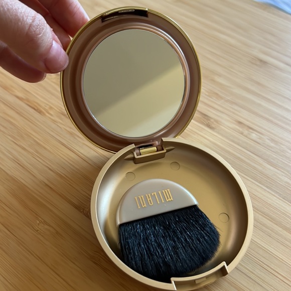 Milani Baked Bronzer in shade Glow - Picture 5 of 6